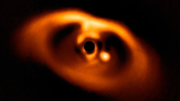 Astronomos Obtienen La Primera Imagen De Un Planeta Recien Nacido, Misterio y Ciencia en Planeta Incógnito: Revista web y podcast