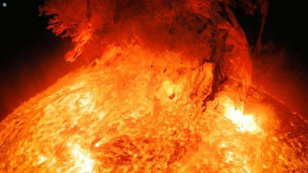 La Espectacular Imagen De Una Erupcion Solar Con La Tierra De Fondo, Misterio y Ciencia en Planeta Incógnito: Revista web y podcast