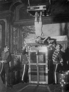 Houdini Performing Water Torture Cell 224x300, Misterio y Ciencia en Planeta Incógnito: Revista web y podcast