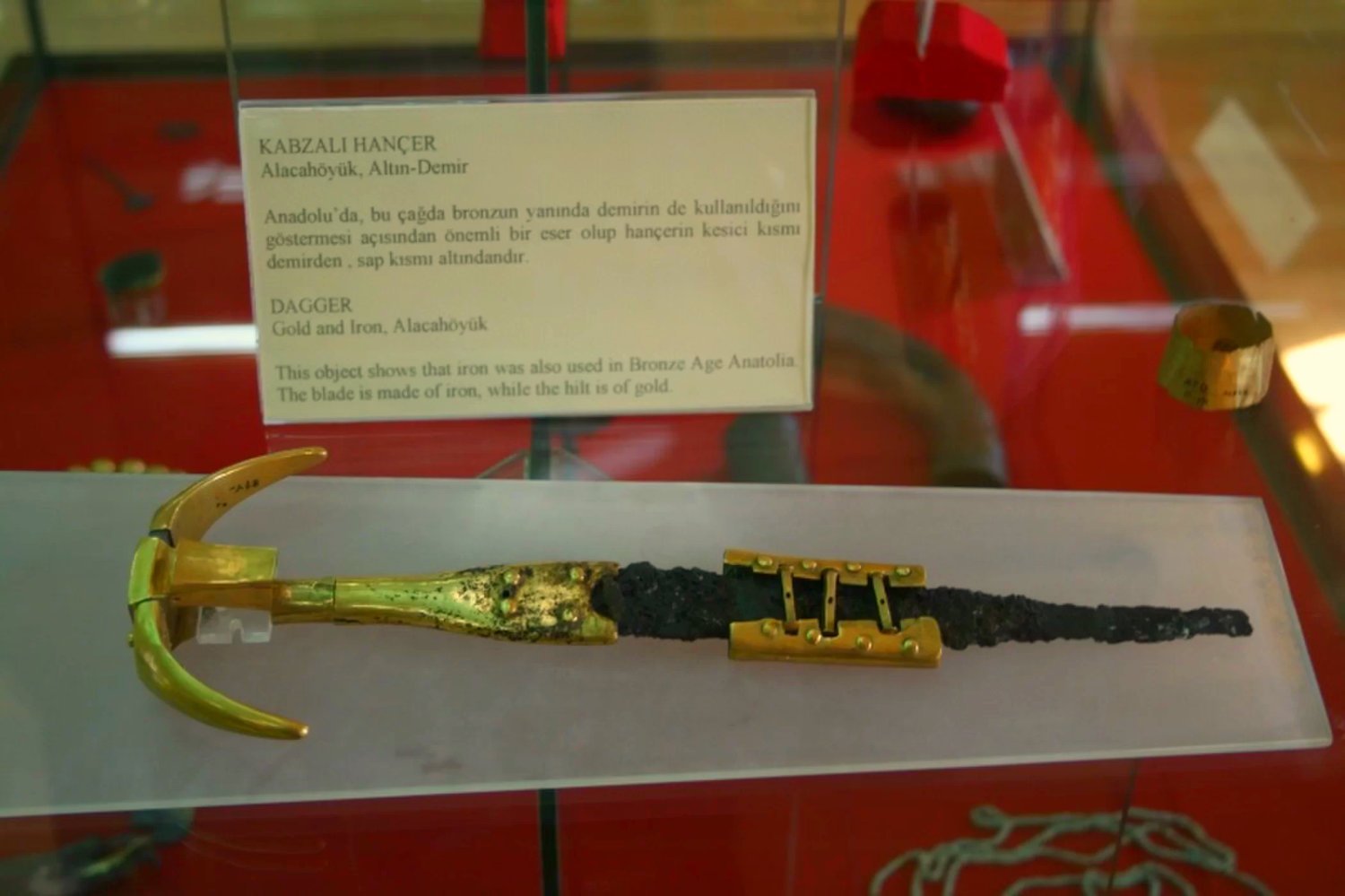 Esta daga de hierro de la daga de Alaça Höyük en Turquía data del 2500 aC, unos 1.000 años antes de que se inventara la fundición de hierro. Credito:Albert Jambon