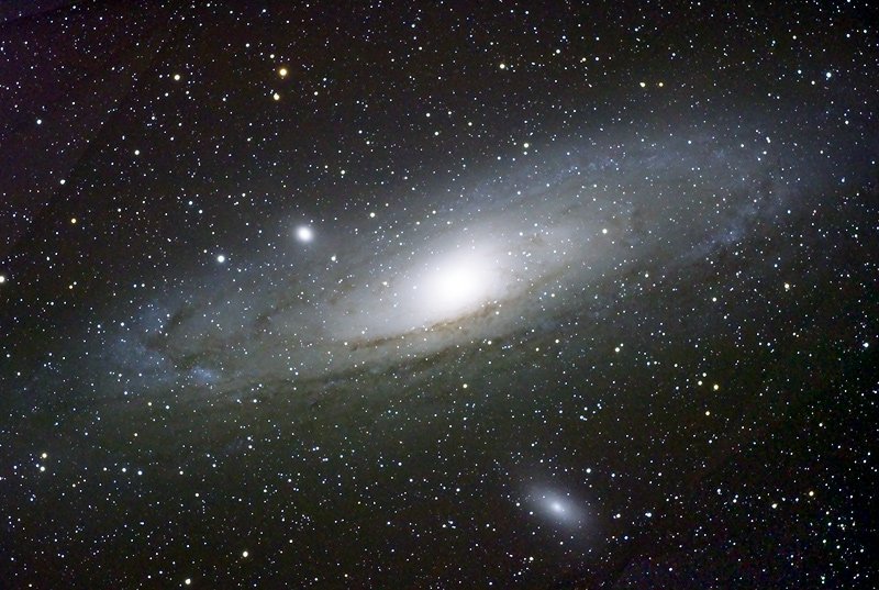 Descubierta por el persa Azophi  en el Año 964, la galaxia de Andrómeda sería más joven que La Tierra en unos 1500 millones de años