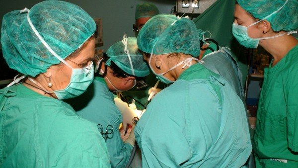 Médicos durante un trasplante en el quirófano