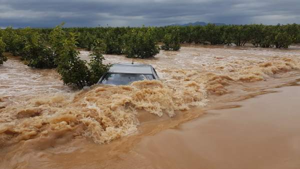 Coche atrapado en un campo anegado en Alginet (Valencia), lluvias, inundaciones