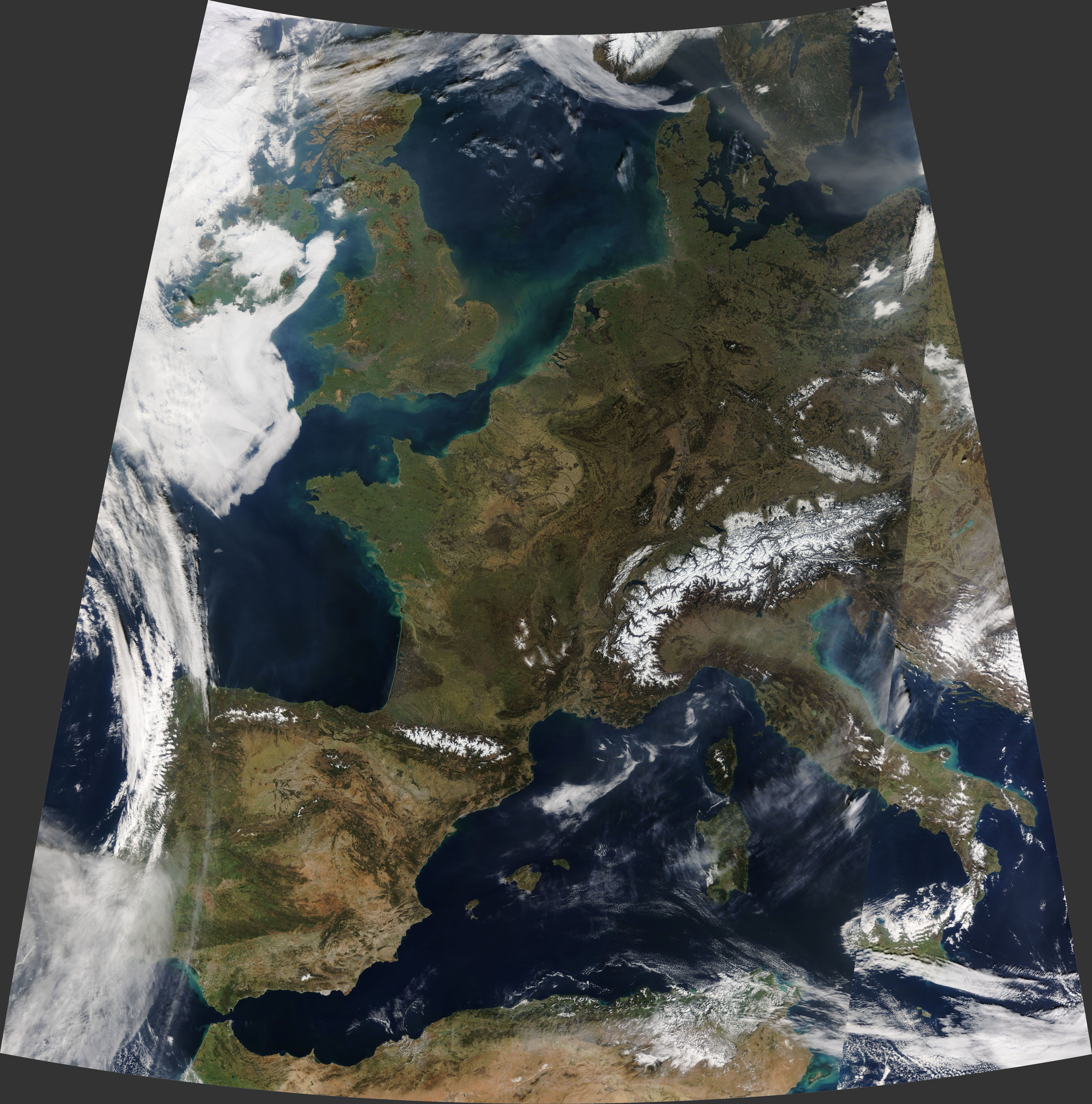 Las Espectaculares Imagenes De Una Inusual Europa Sin Nubes Captadas Desde El Espacio 1, Planeta Incógnito